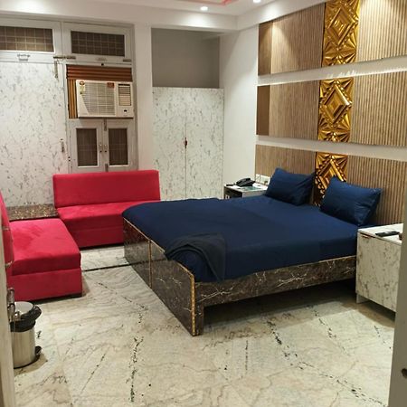 Red Leaf Stay Ню Делхи Екстериор снимка